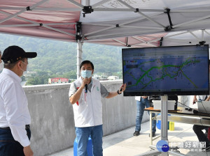 新北市長侯友宜2日前往三峽隆恩消防分隊頂樓制高點，視察連假首日國道3號三鶯交流道及周邊聯絡道路車流