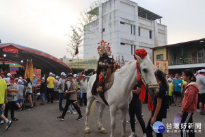 南投受鎮宮玄天上帝騎白馬領信眾會香。（記者扶小萍攝）