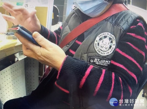 中港所警員王俊凱「動之以情」下，婦人才相信對方是詐騙集團，要她把領出來的新臺幣17萬再存回銀行，員警也好心將他載回派出所，成功阻止一樁詐騙案件