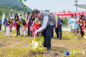 桃園市長鄭文燦應邀出席「國際同濟日-牽手環保植樹活動」，親手種下一株白楊樹。