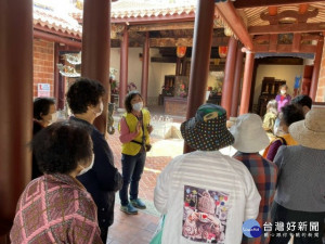 
十五位大甲衛生所長輩參觀市訂古大甲祠，導覽志工陳奕蘭逐一解說廟對地方的貢獻，是座富有歷史價值的觀光寺廟，老人家個個聽得入耳。（記者陳榮昌攝）