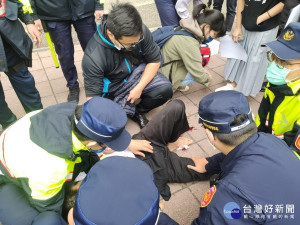 桃園捷運綠線G09站被徵收戶黃姓居民不滿被徵收，在桃園市政府前抗議後自殘，血濺市府門口。