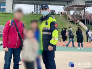 三重警分局長泰派出所警員黃順吉執行新北兒童節活動勤務時，牽著2位與爸爸走散的兒童四處尋找，終於在溜滑梯區找到爸爸，始結束迷途驚魂劇