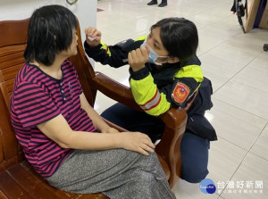 沙崙所警員陳妤柔見蘇婦右臉頰及眼角有明顯擦傷，隨即為蘇婦的傷口消毒包紮，之後查出老婦住家，為免老婦家屬擔心，協助載送婦人返家