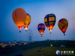 

麗寶樂園渡假區多顆熱氣球一字排開，彩色球體搭配背後全台最大摩天輪與現場造景，繽紛又夢幻。（記者陳榮昌攝）

