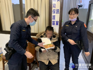 員警見林男神情疲憊，提供便當及茶水讓他補充體力