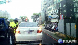 雨中車輛拋錨在路中，幸有警熱心協助推車解圍