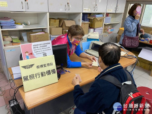 板橋監理站為體恤高齡駕駛人舟車勞頓，安排定期巡迴辦理換照服務