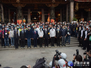 

大甲鎮瀾宮媽祖九天八夜遶境，總統蔡英文祭拜媽祖後與甲安埔里長合照留念。（記者陳榮昌攝）