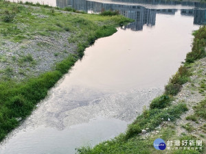 因為下雨量驟減，河川水源出現汙染的情形相當明顯-大里頭汴坑溪里仁橋副段河段。(圖/生活中心攝)