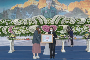 總統蔡英文10日前往台東志航基地親頒褒揚令，由羅尚樺遺孀張秀宇女士代表接受，並追晉羅尚樺空軍少校暨追頒忠勇勳章，表彰羅尚樺對國家克盡職守的犧牲與貢獻。（圖／總統府Flickr）