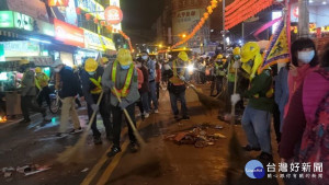 

大甲媽祖九日晚間深夜起駕，展開九天八夜遶境，因先前加注垃圾分類桶，以致盛情過後，清潔員很快就恢復乾淨的環境。（記者陳榮昌攝）