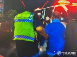 看遶境倒地受傷　暖警迅速協助就醫