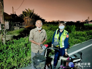 老翁電動腳踏車沒電又迷路　警察父女檔熱心護送返家