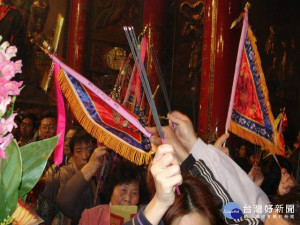 
大甲媽祖遶境活動，媽祖駐駕處都人潮擁擠，手又拿香條，是扒手行竊好時機，大甲警分局籲信眾小心，以免造成損失。（記者陳榮昌攝）