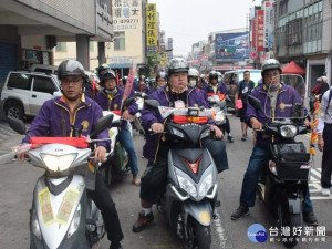 
 
三百餘輛、穿著整齊的大甲媽祖「機車隊」，十二日清晨整隊之際，議員紛前來關心問候，隊伍浩浩蕩蕩從大甲區出發，行動間井然有序，沿途受到民眾的注目。（記者陳榮昌攝）