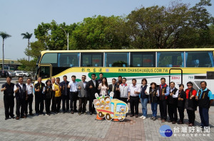 彰客進入校園各界佳賓出席祝賀。（南開提供）