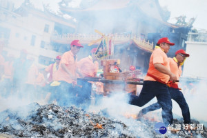 擁有170年歷史的大園福海宮「飛輦轎過金火」儀式，登錄為桃園無形文化資產。（福海宮臉書）