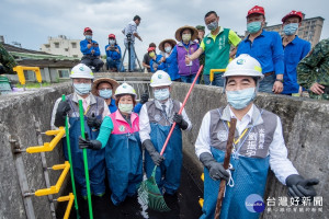 「桃園市區域聯合清溝總動員」，桃園市長鄭文燦親自到場與水務局長劉振宇及民眾一起下溝清除淤積污泥。