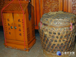 大甲鎮瀾宮媽祖九天八夜的遶境活動，是平輩媽祖交流，往昔的進香祖的香擔，不使用已三十餘年。（記者陳榮昌攝）
