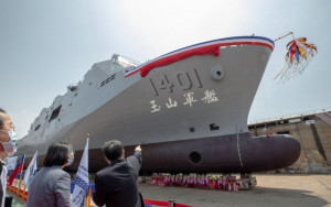 總統蔡英文表示，「玉山艦」是海軍首艘國造「萬噸級」兩棲運輸艦，象徵國艦國造立下新的重要里程碑。（圖／總統府Flickr）