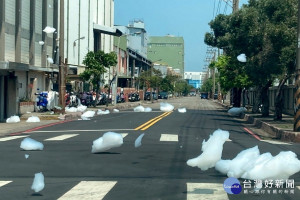 觀音區工業四路與經建四路交叉口出現白色泡沫到揚飄逸。（我是觀音人臉書）