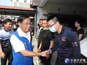 魚池國中後山火燒山獲控制，林縣長慰問警義消。