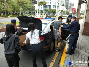 羅民及其女於昨(13)日出院返回板橋，板橋警分局秉持為民服務的精神，主動派遣員警協助二人安心返家