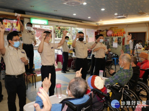 新北市政府社會局替代役男所組成的「雁行役工隊」，14日專程到板橋四川路瑞昇老人長照中心陪伴輕度失智失能的長輩