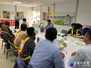 麻豆新樓醫院結合營造公司　進入工地宣導戒菸戒檳活動。
