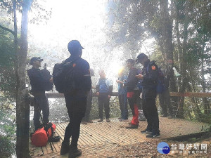 救援人員尋獲登山傷者。