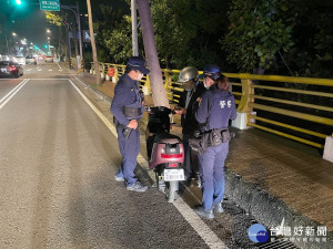 中壢區永福橋上發現一名老伯跌坐在馬路上，員警隨即上前關心