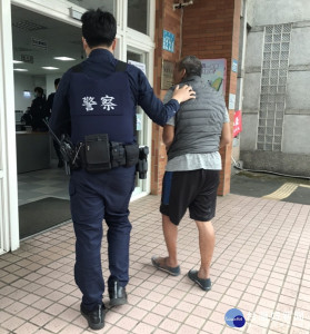 罹癌男子外出運動體力透支，所幸路過的員警電召巡邏車將他帶回派出所休息

