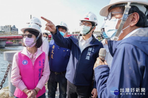 陳其邁視察同盟路地下道填平通車　預計6月完成園道工程最後一哩路