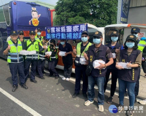 大甲媽祖及白沙屯媽祖進香隊伍相繼抵達雲林，警方日夜擔服鑾轎維安及交通疏導勤務，縣警局特組行動補給站，適時補充員警體能，兼顧執勤效率。