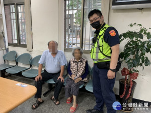 警方請家人帶回老婦人。林重鎣攝