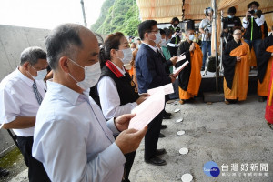 台鐵太魯閣號事故現場超渡法會　徐榛蔚悼念罹難者