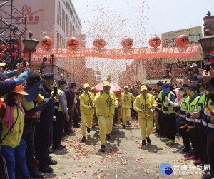 白沙屯媽祖進香隊伍抵達北港，沿途虔誠信眾爭相跪拜，人龍綿延數公里，總統蔡英文等人接駕陪行，警方動員交管維安。