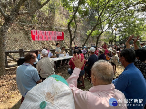 集集鎮公所於集集鎮龍泉公園舉辦「謝樹禮肥」活動。