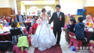 台灣結婚率低，能好事成雙是很幸福美滿。

