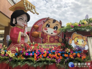 
 大安區製作花香四溢的「花車」，主題豐富，造型亮麗，在大甲媽祖遶境中，受到注目。（記者陳榮昌攝） 
 