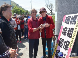 虔誠信仰大甲媽祖，八十九歲阿嬤蔡碧月，大力推動環保，十八日媽祖回鑾，親自分送信眾不鏽鋼環保碗及湯匙四百份，阿嬤被譽為推動環保好模範。（記者陳榮昌攝）