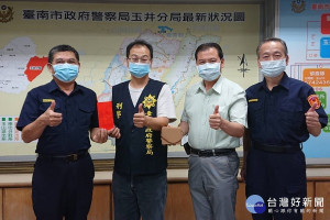 許敏能分局長(左)、副分局長廖淦龍(右）、偵查隊長吳銘祥等都嘉許偵查佐陳新添的優異表現。