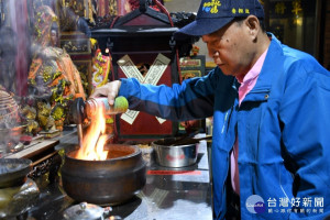 石姓家族後代-笨港進香香擔組組長石正和親自點燃旺爐。圖／彰化市公所提供