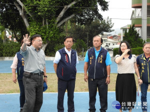 林縣長到水里國中，視察水里國中足球隊訓練現況及新闢水中足球場計畫。