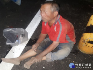 迷失老人深夜跌坐溝渠旁　警火速尋得家屬