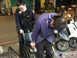 板橋運動中心前有位彭姓身障男子坐著輪椅，發現是位瘖啞人士，且有輕微失智情形，經使用人臉辨識系統辨識出彭男身分，因時值深夜時分，員警以警車載他回中和住處