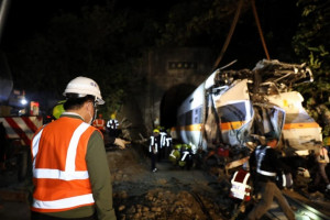 2021年4月2日，發生台鐵408車次太魯閣號列車，在東部幹線花蓮第一清水隧道北口，撞上滑落至軌道的工程車，並造成車上498人中，有49人死亡、218人輕重傷的重大意外事件。（圖／林佳龍Facebook）