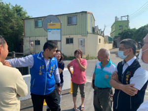 
大甲區武陵里興安路住戶抽不到地下水使用，李榮鴻議員服務處李文傑特助昨日會同經濟發展局等官員與地方進行會勘，獲經發局允諾四百八十萬元經費延管改善。（記者陳榮昌攝）

