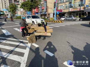 警方發現一拾紙箱的推車婦人，周圍紙箱散落一地，立即下車協助整理紙箱

